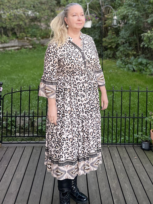 Marta du Chateau, Hjordis Leo Mekko